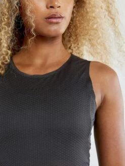 Craft Pro Dry Nanoweight Mouwloos Ondershirt Zwart Dames 11 Craft Pro Dry Nanoweight Mouwloos Ondershirt Zwart Dames -Craft craft onderkleding shirts mouwloos dames pro dry nanoweight sleeveless 1908853 999000 004